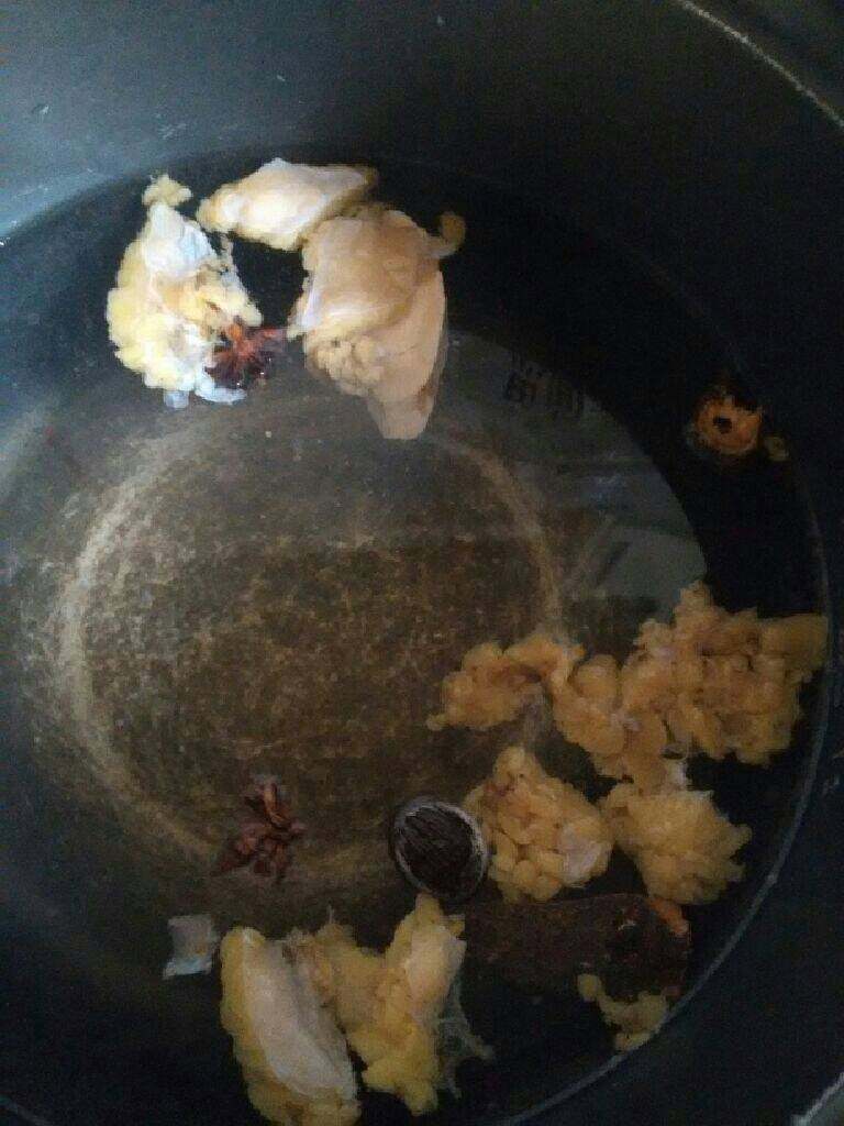 干豆角炖土鸡,电饭煲加水适量放入鸡油，八角草果和姜片