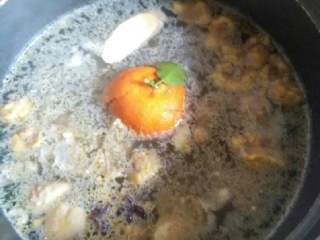 干豆角炖土鸡,鸡肉剁块放入电饭煲加入橘子皮