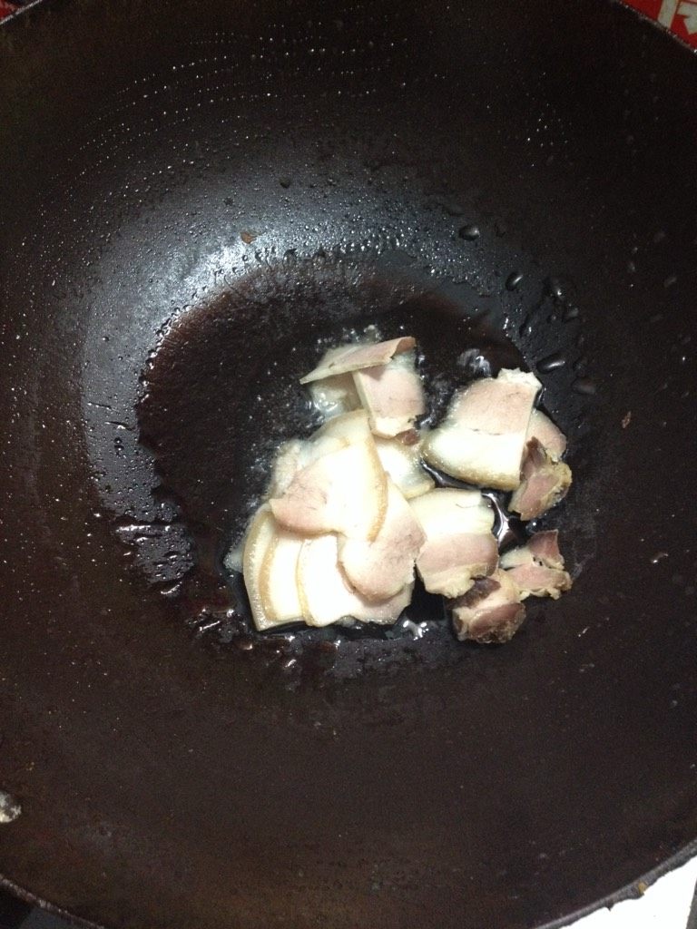五花肉炒蒜苗,如图锅里放入煸炒五花肉，
