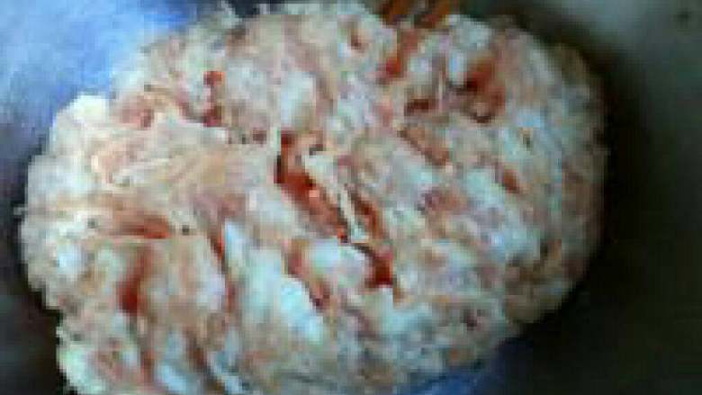 榨菜肉饼---乌江榨菜的做法,猪肉剁成末。