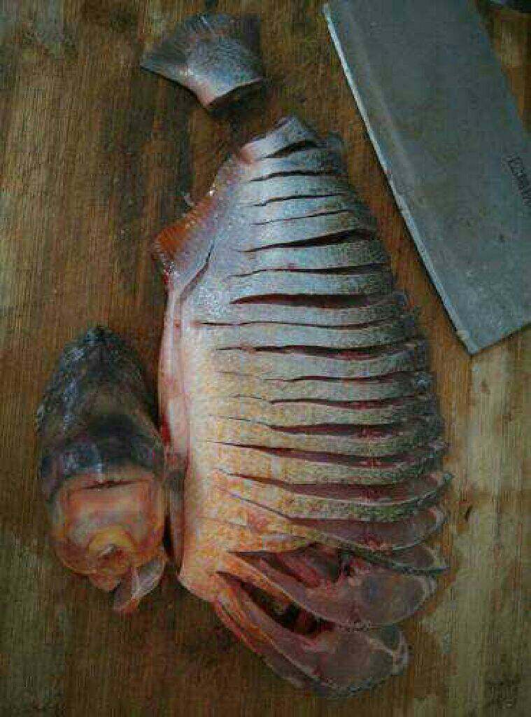 清蒸孔雀鱼,清理内脏，去鱼头鱼尾，鱼肉切一厘米左右，不要切断。