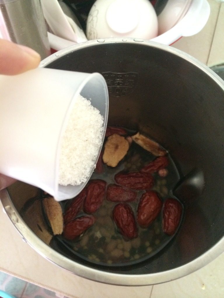 养生豆浆,红枣也放入豆浆机，加适量水和砂糖
