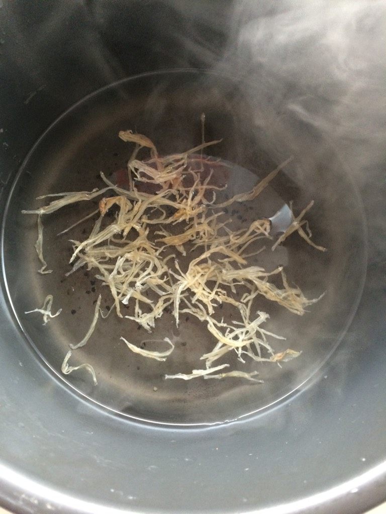 电饭煲之银鱼裙带菜汤,如图下银鱼干