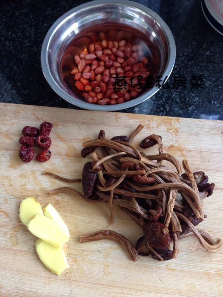 茶树菇花生猪骨汤,如图准备好食材。