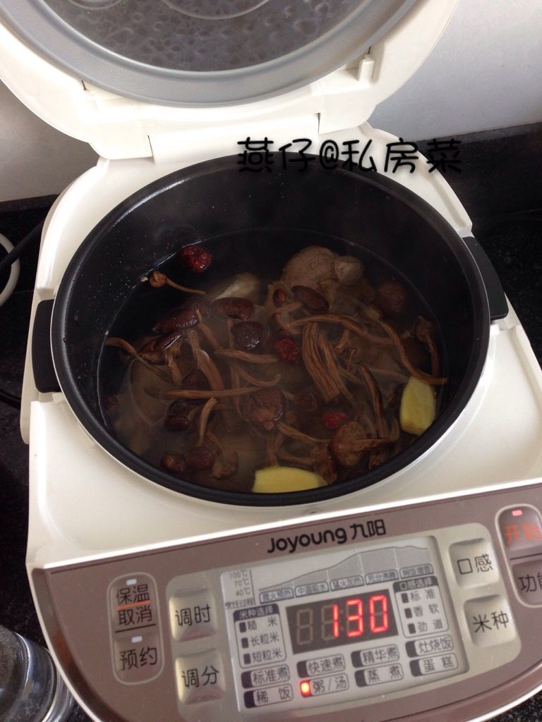 茶树菇花生猪骨汤,如图将所有食材一同放入电饭煲内，按煲汤，煮一个半小时，煮好后加入适量盐味精，调味即可。
