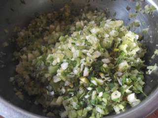 猪肉芹菜水饺,葱，蒜苗，芹菜洗净切小粒