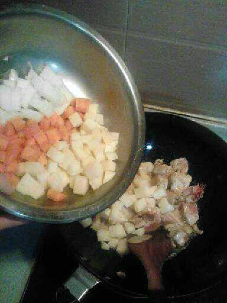 咖喱鸡块,鸡块变色后加入土豆，萝卜翻炒