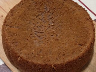黑森林蛋糕,如图烤好后立马倒扣在烤架上，放凉脱模。