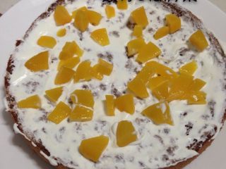 黑森林蛋糕,如图蛋糕胚切三片，依次抹上淡奶油再放上黄桃。