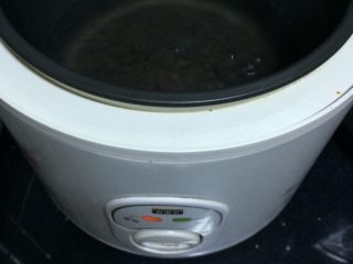 电饭锅煮饺子,如图电饭锅添入合适的水