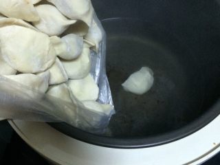电饭锅煮饺子,如图煮开水后下入饺子