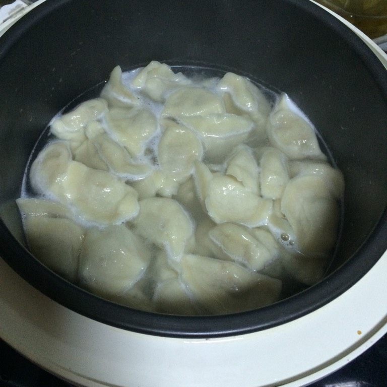 电饭锅煮饺子,如图开盖，饺子全飘起来了