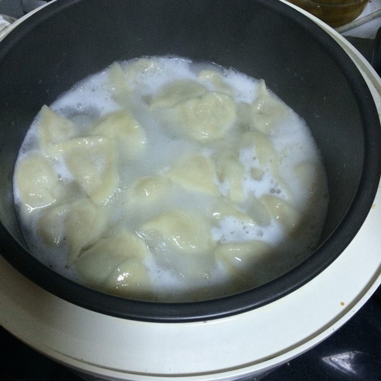 电饭锅煮饺子,如图开盖在煮两分钟