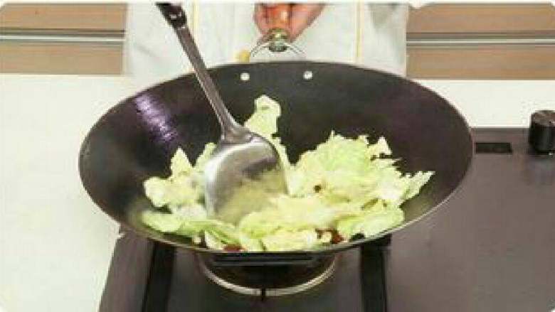 简单好吃的手撕包菜, 继续翻炒至包菜熟软，就可以出锅装盘了。