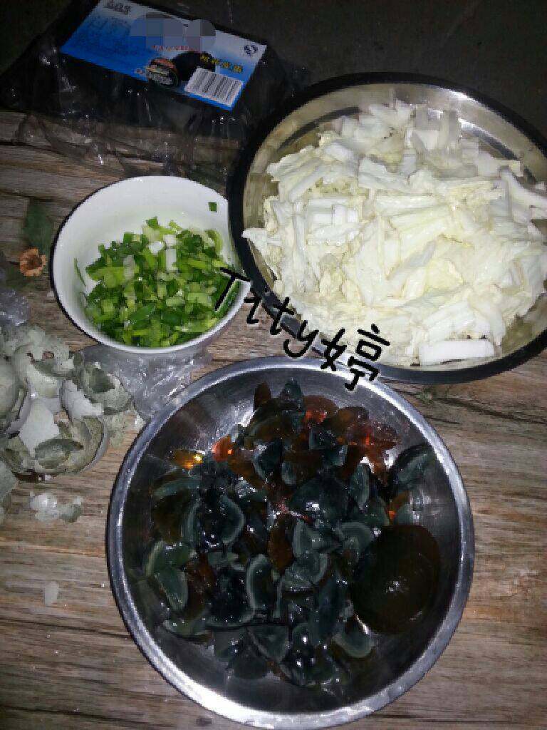 电饭锅菜谱(皮蛋白菜粥),如图准备材料。