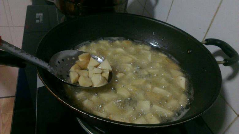 耗油杏鲍菇,锅内放油烧热，倒入切好的杏鲍菇炸至表面微黄稍软时，放入切好的黄瓜炸几秒钟捞出沥干油分待用；