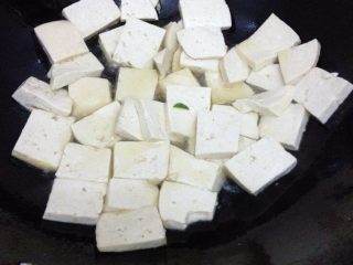 葱烧卤水豆腐,锅内放适量油烧热 下豆腐不要翻动