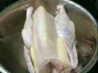 简简单单做 电饭煲盐焗手撕鸡, 一般购买时都会选择比较小的农家鸡来买，一来容易煮熟、二来不肥的鸡没那么多油出来。先把鸡洗干净去掉头尾、脖子、鸡脚，用厨房纸擦干水分。
