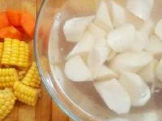 糖醋排骨 山药玉米萝卜汤, 煮排骨的时间准备一下汤里的蔬菜，山药、玉米、胡萝卜切小块