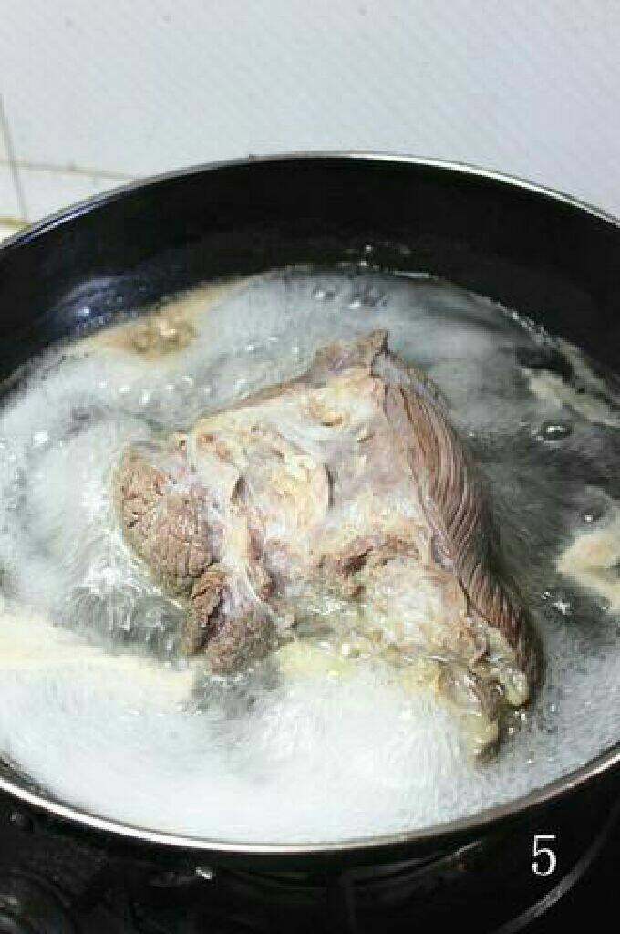 酱牛肉的家常做法, 锅中坐水烧开，将牛肉下锅焯水除去血沫和杂质