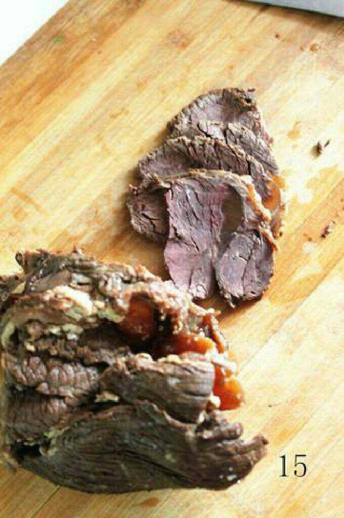 酱牛肉的家常做法, 放冰箱冷藏后更容易切，刚出锅不久的牛肉一切，就容易散