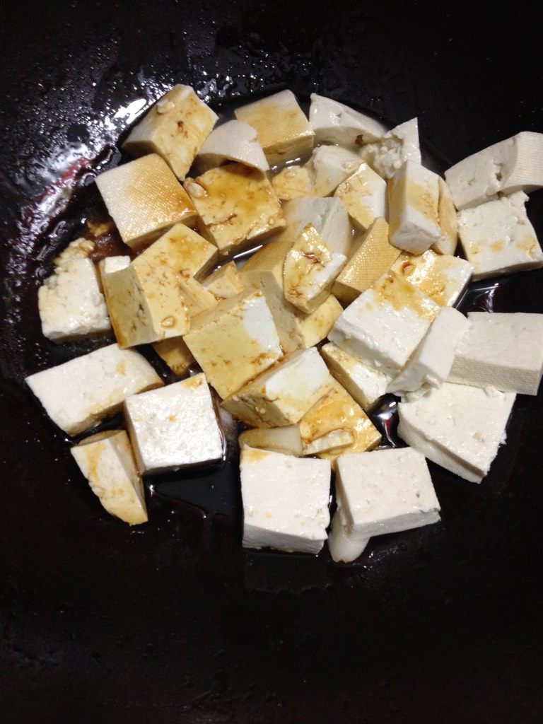 家常豆腐,如图加入少许水，炖一会，汤快收干，加入yan
