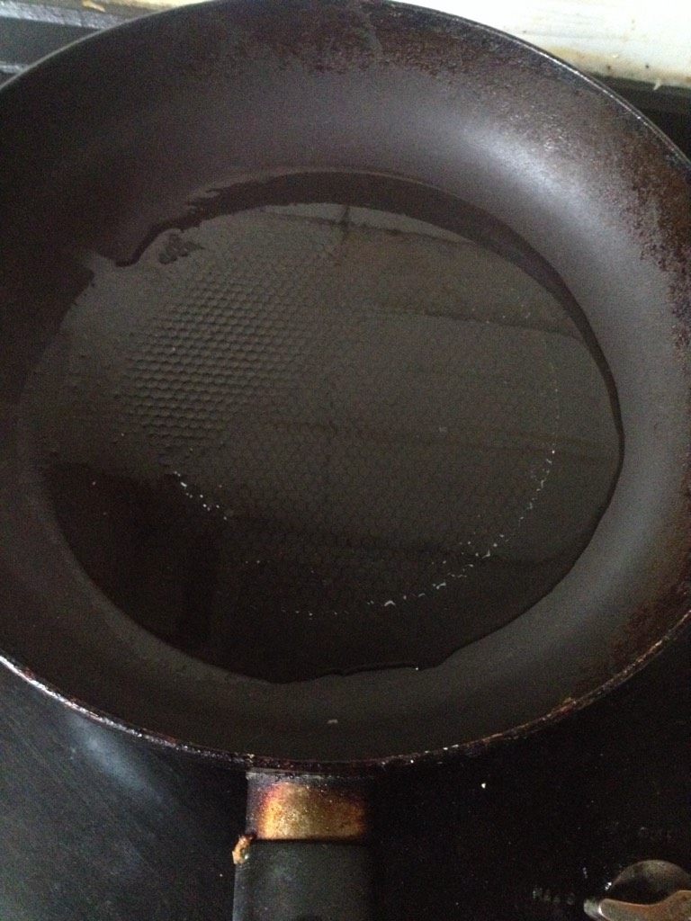 鲜虾鸡蛋饼,平底锅里面放入适量的油烧至六成热