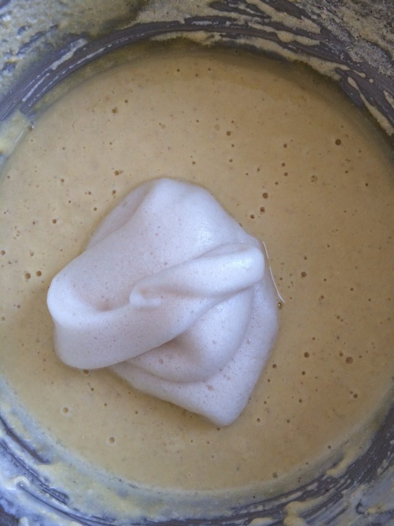 玉米窝窝头,打发好的蛋白放入面粉中 搅拌 揉成面团即可