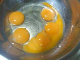 奶黄馅包子,鸡蛋打在碗里，4个鸡蛋清不要，其他就要