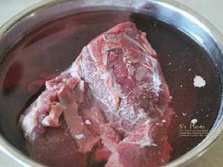 硬菜之卤牛肉, 买回来的新鲜牛肉用冷水浸泡数小时，中途换水