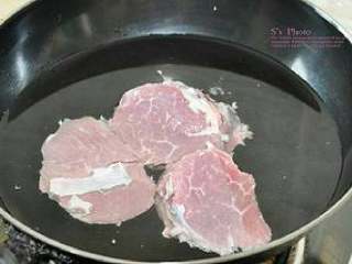 硬菜之卤牛肉, 冷水入锅，开小火，不能让锅里的水开，
