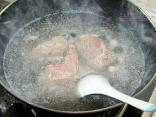 硬菜之卤牛肉, 然后撇掉所有的泡沫，捞出牛肉入冷水洗净备用