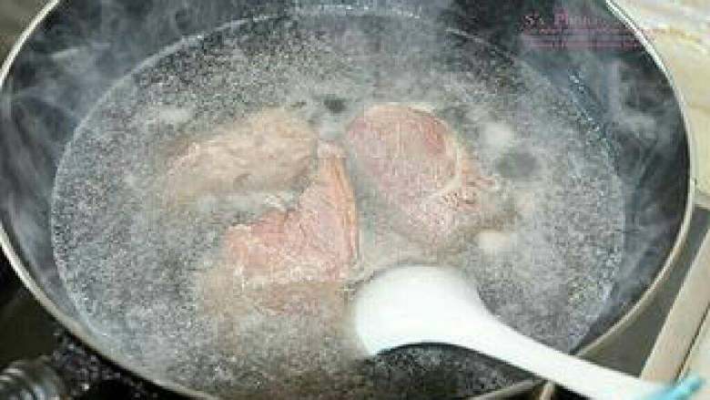 硬菜之卤牛肉, 然后撇掉所有的泡沫，捞出牛肉入冷水洗净备用