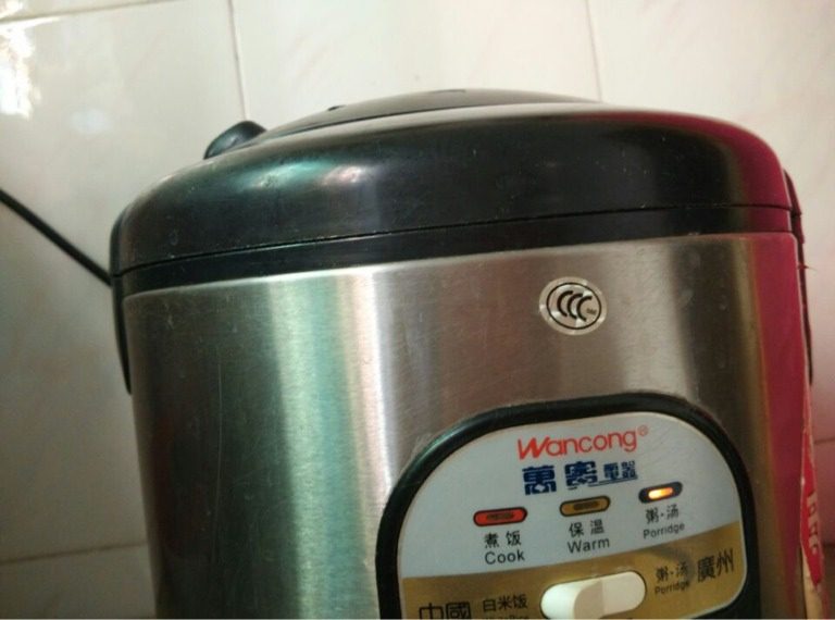 电饭锅炖鸡汤,如图按电饭锅的粥汤和闸门键盖盖开煮