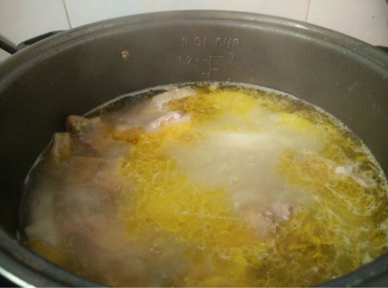 电饭锅炖鸡汤,如图煮开后15分钟将淮山放入煮15分钟