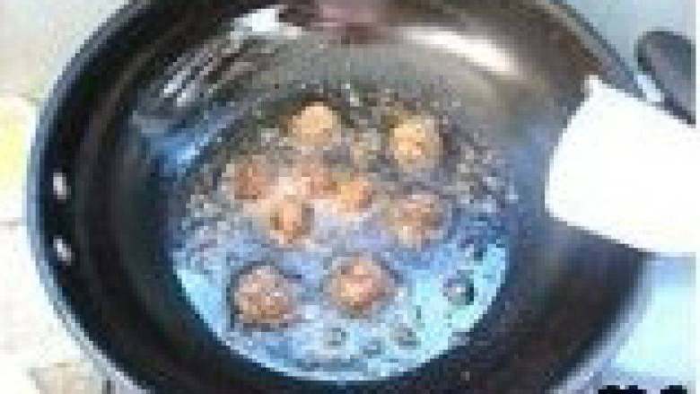 香菇牛肉丸子,油锅座油，加热到4成热，下牛肉丸小火微炸，炸好后盛出备用。