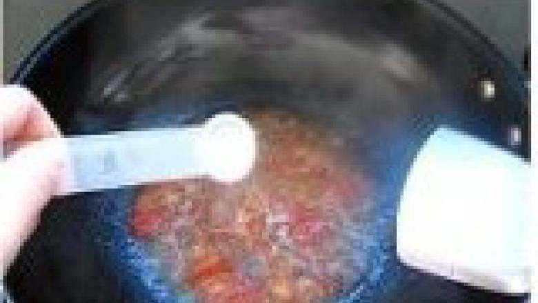 香菇牛肉丸子,将炸好的牛肉丸放入番茄酱中翻炒均匀，下盐、鸡精等调味，淋入一点湿淀粉勾欠。