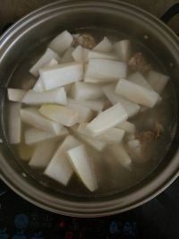 萝卜排骨汤,汤出现乳白色后加入萝卜煮 15分钟

