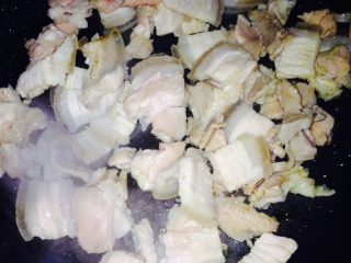 蒜苗回锅肉,锅里放少许油，放入五花肉片煸炒出油微黄卷起
