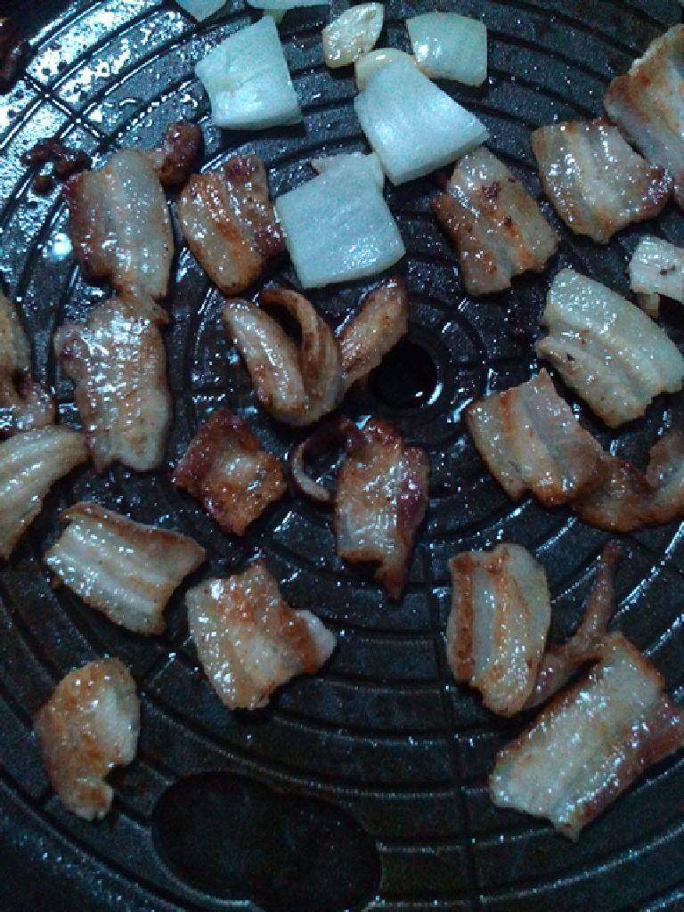 韩式烤肉,锅热后，放上肉片，洋葱，蒜，肉熟了即可食用。