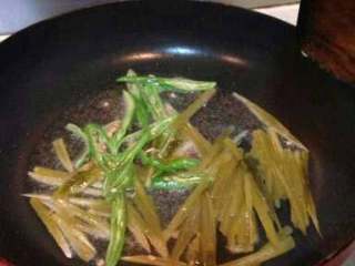 家常酸辣土豆丝,热锅放油炒香二荆条和泡菜