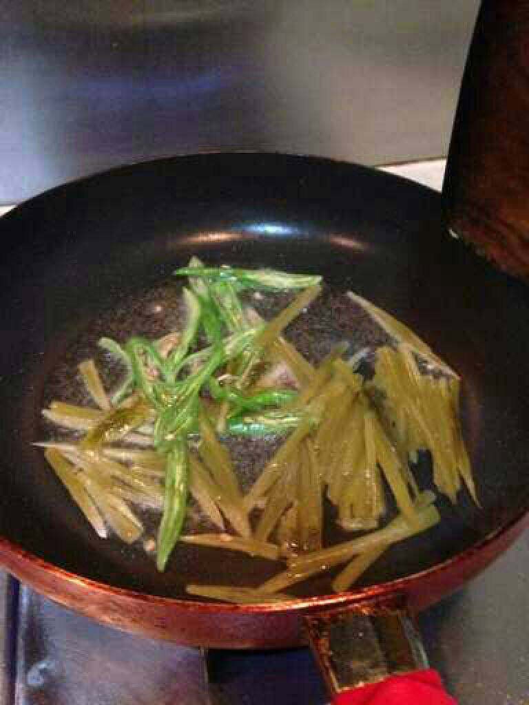家常酸辣土豆丝,热锅放油炒香二荆条和泡菜