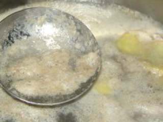 排骨玉米汤,将排骨洗净砍成块，锅中放入适量的凉水倒入排骨加几片姜片。大火烧开后撇除浮沫，然后转小火烧20分钟这样。