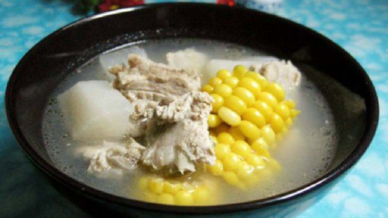 排骨玉米汤,最后加适量的盐即可，一碗清香美味的玉米排骨汤就做好了，绝对适合食欲不振的你，在这样的天气去品尝！