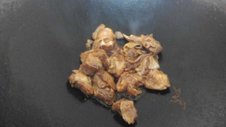土豆腐竹烧鸡,爆香后将其夹出，放入鸡块翻炒