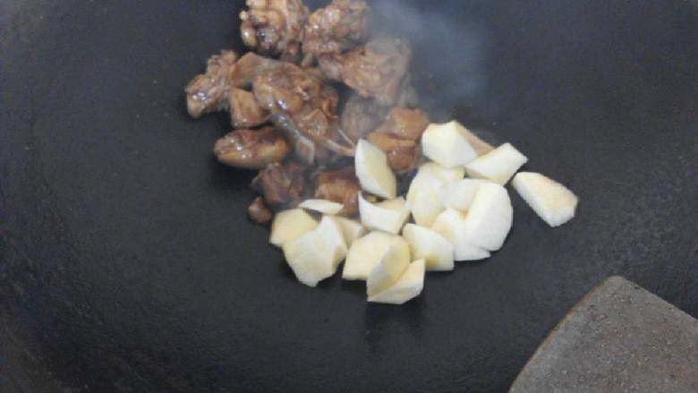 土豆腐竹烧鸡,鸡肉炒至金黄，流出油汁时放入土豆