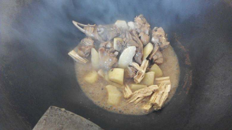 土豆腐竹烧鸡,当汤汁剩一小半时放入腐竹