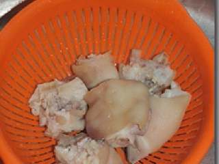 红焖猪蹄,
1.猪蹄清洗干净，锅中放水放葱姜烧开后，放入猪蹄开着盖子煮两分钟，捞出用冷水冲降温，沥干。