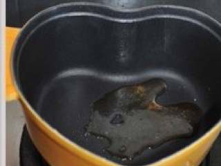 红焖猪蹄,
2.炒糖色：锅中放一汤匙色拉油，放一汤匙冰糖碎（冰糖用布包好砸碎），小火煮到冰糖融化颜色变深。