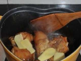 红焖猪蹄,
5.倒入一汤匙料酒和姜片炒匀。